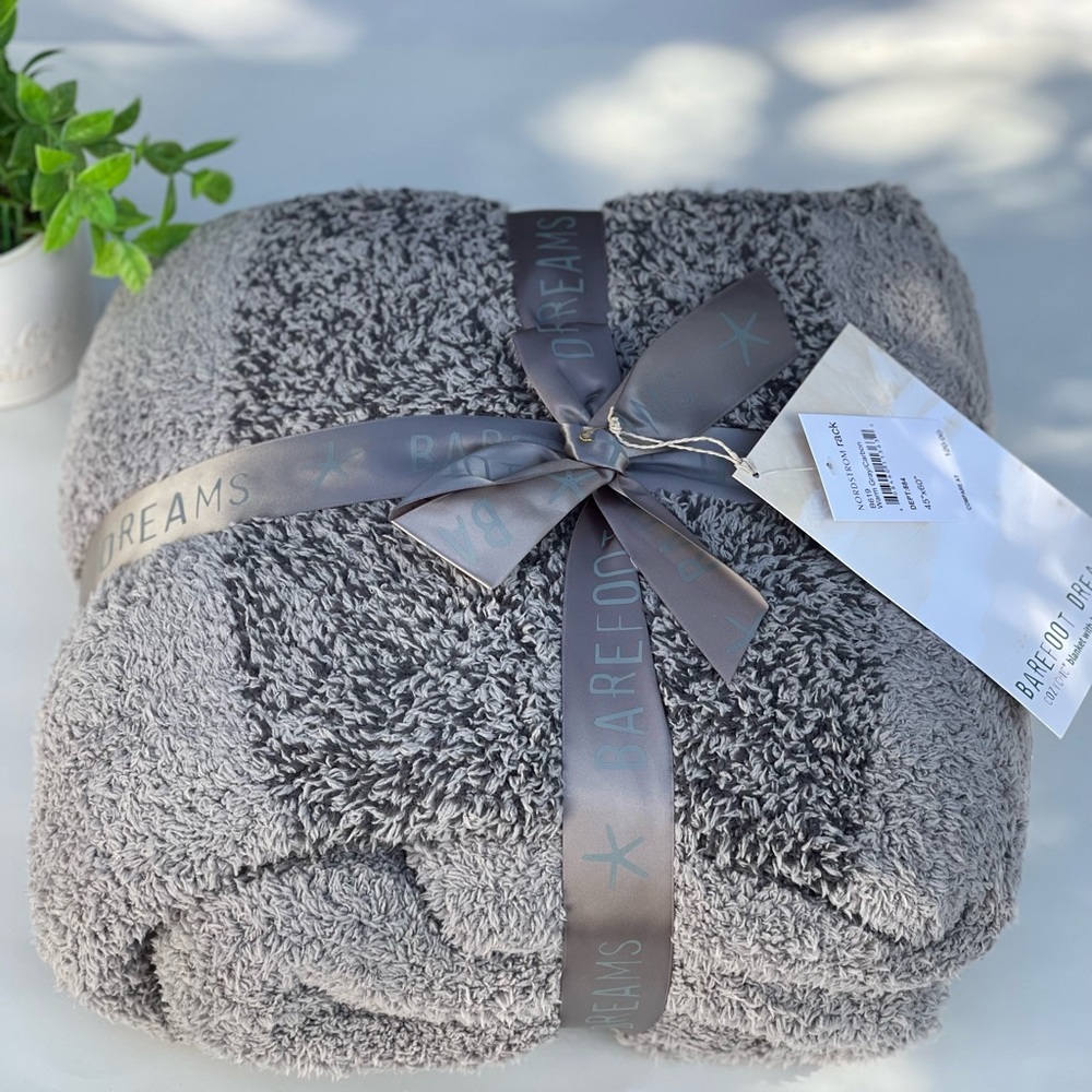 BAREFOOT DREAMS Cozychic blanket Warm Grey/ Carbon Brand new with tags - Picture 8 of 12